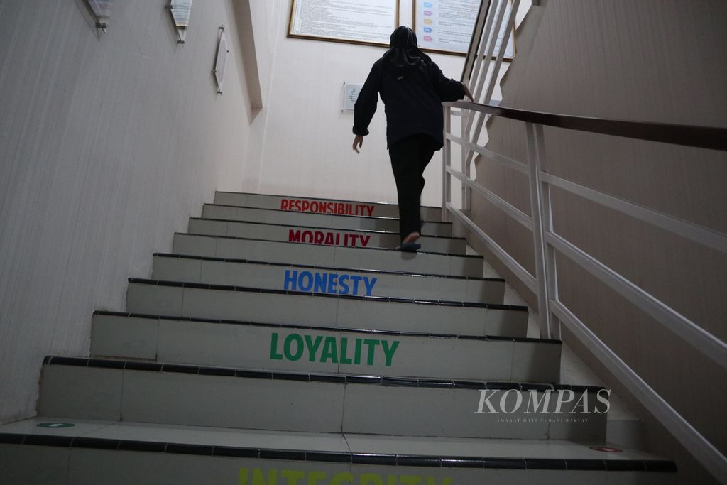 Petugas berjalan di tangga yang bertuliskan nilai-nilai kejujuran hingga moralitas di Kantor Kejaksaan Negeri Kabupaten Cirebon, Jawa Barat, Selasa (26/7/2022).