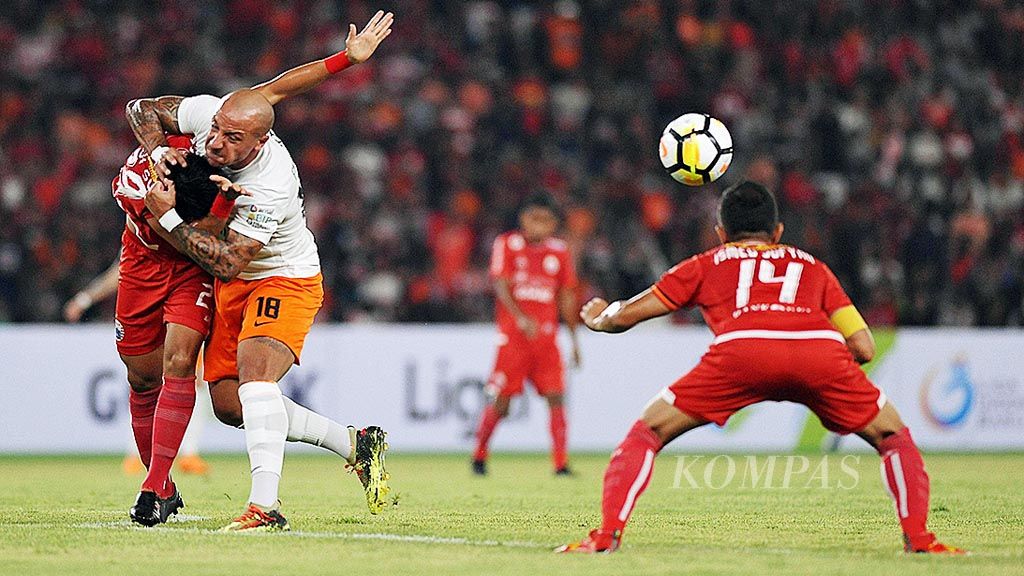 Pemain Borneo FC , Julian Alex Thomas (18), bersitegang dengan pemain Persija Jakarta, Sandi Sute, dalam laga lanjutan Gojek Liga 1 di Stadion Gelora Bung Karno, Jakarta, Sabtu (14/3). Persija menang 2-0 berkat gol Jaimerson Xavier dan Rohit Chand.