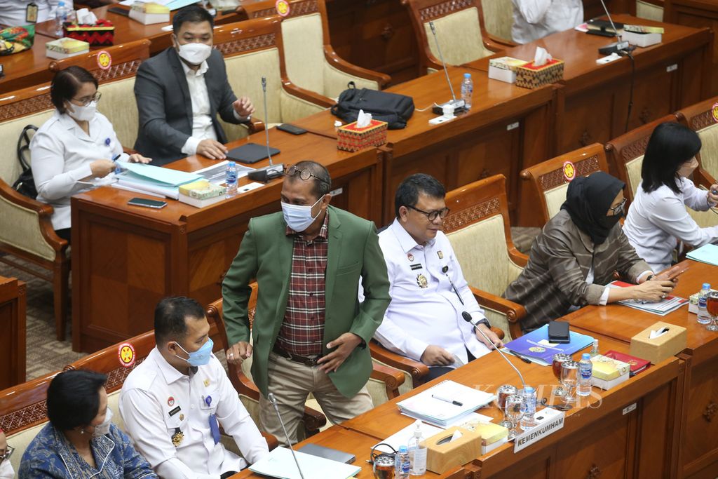  Wakil Menteri Hukum dan HAM Edward Omar Sharif Hiariej (berdiri) mengikuti rapat kerja dengan Komisi III DPR di Kompleks Parlemen, Senayan, Jakarta, Rabu (6/7/2022).