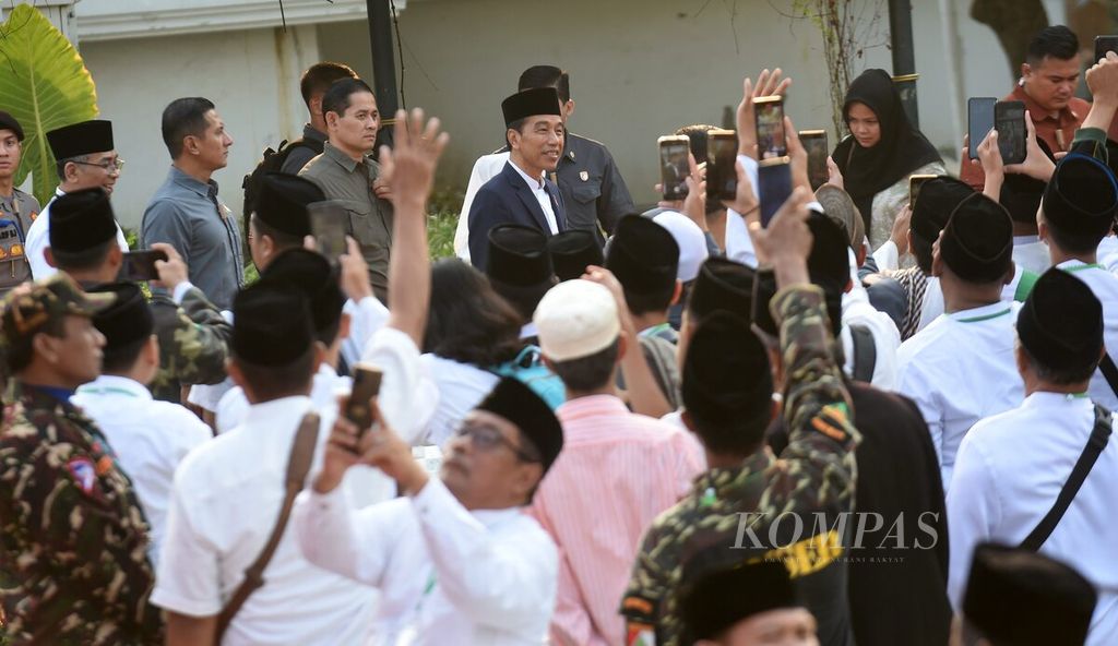 Presiden Joko Widodo tiba di lokasi Apel Hari Santri 2023 di Tugu Pahlawan, Surabaya, Minggu (22/10/2023). 