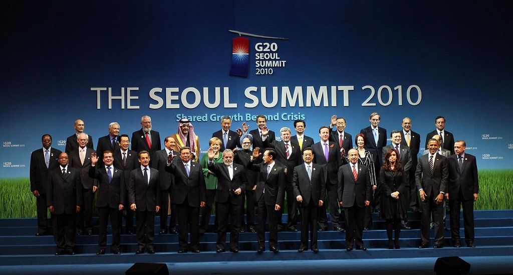 Presiden Susilo Bambang Yudhoyono (keempat dari kiri di baris depan), diapit Presiden Perancis Nicolas Sarkozy dan Presiden Brasil Luiz Inacio Lula da Silva, pada sesi foto bersama KTT G-20 di COEX Seoul, Korea Selatan, Jumat (12/11/2010) pagi.