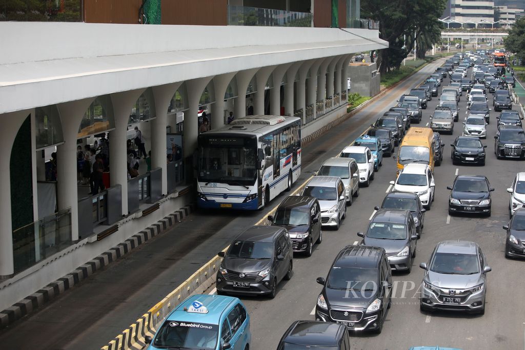 Arus lalu lintas di sekitar Halte Transjakarta Dukuh Atas 1 di Jalan Jenderal Sudirman, Jakarta, Kamis (8/6/2023). 