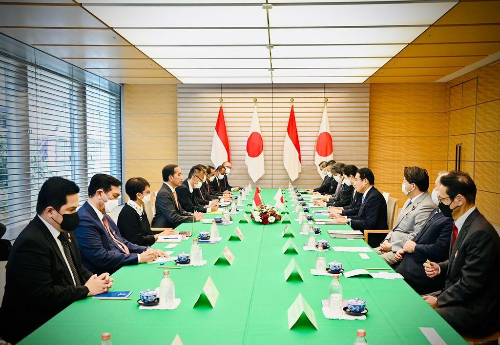Presiden Joko Widodo dan PM Jepang Fumio Kishida serta delegasi kedua negara melakukan pertemuan bilateral di kantor PM Jepang, Tokyo, Rabu (27/7/2022).