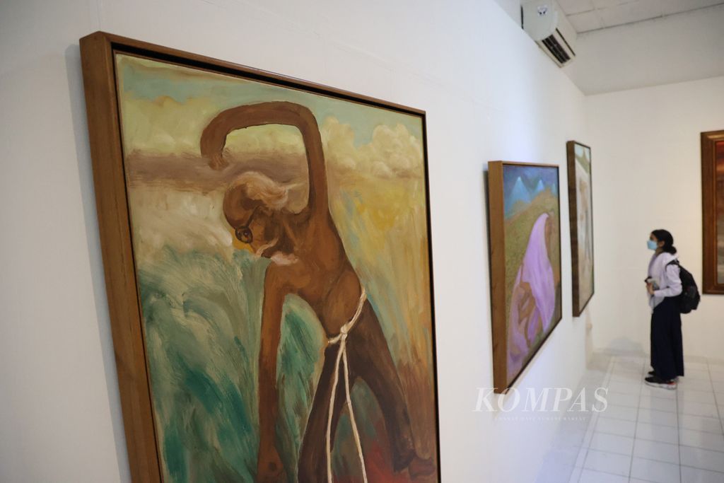 Pelajar melihat karya pelukis senior Djoko Pekik yang ditampilkan dalam pameran tunggal berjudul Gelombang Masker di Bentara Budaya Yogyakarta, Kotabaru, Yogyakarta, Senin (28/3/2022). 