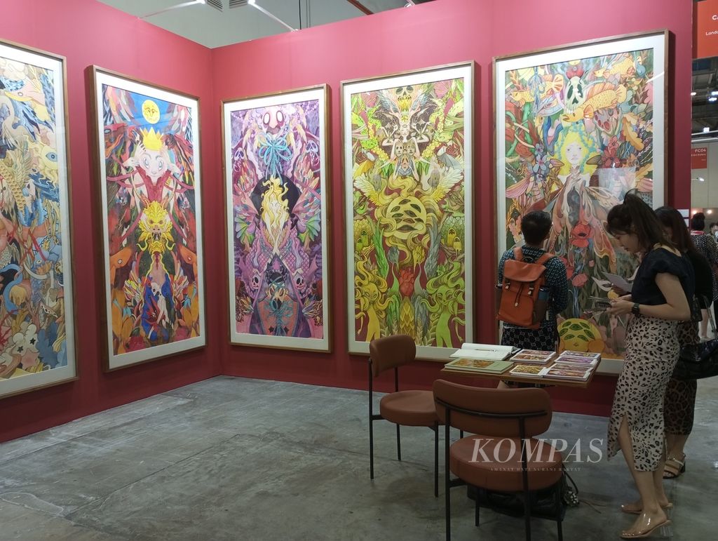 Pengunjung menikmati pameran seni di Art SG 2024, yang berlangsung pada 17-21 Januari 2024. Pameran digelar di Marina Bay Sands Expo & Convention Centre, Singapura.