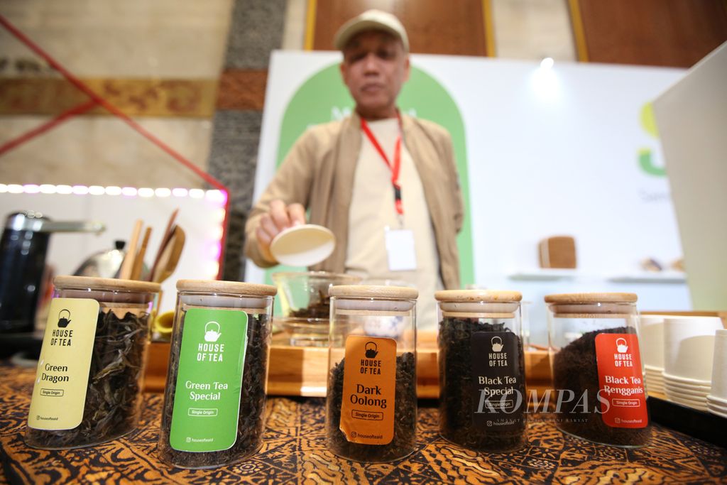 Berbagai jenis produk teh ditawarkan oleh salah satu stan peserta acara Pesta Rakyat UMKM untuk Indonesia di Jakarta Convention Center, Jakarta, Senin (22/7/2024). 