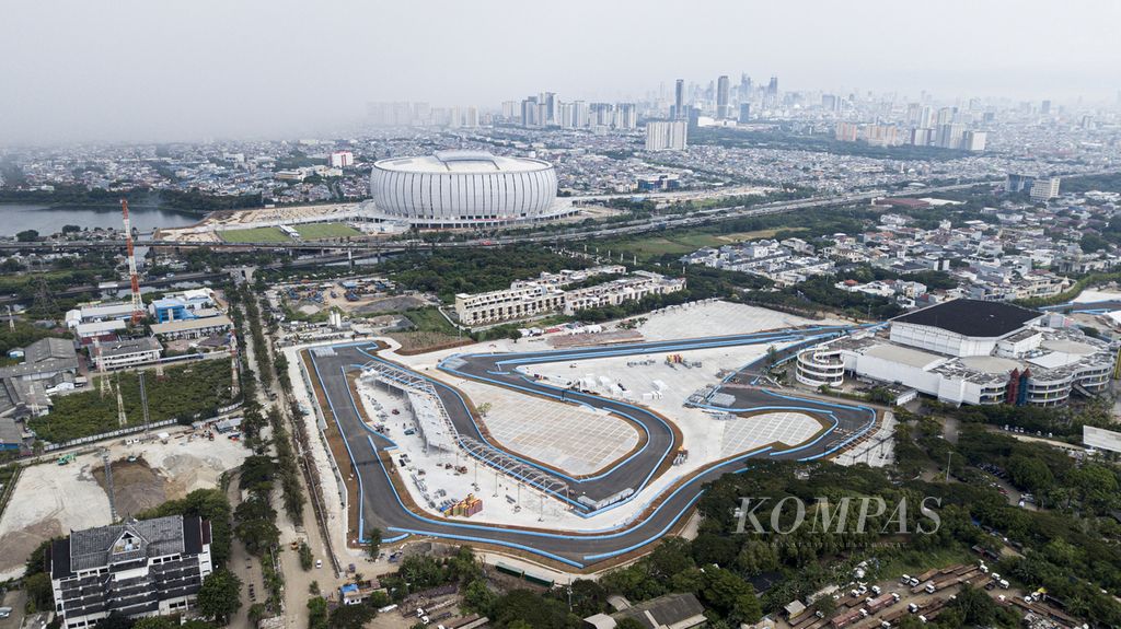 Foto udara proyek pembangunan Sirkuit Formula E di kawasan Pantai Karnaval Ancol, Taman Impian Jaya Ancol, Kecamatan Pademangan, Jakarta Utara, Minggu (15/5/2022). Konstruksi lintasan balap di sirkuit sepanjang 2,4 kilometer dan lebar 12 meter ini telah rampung 100 persen. Formula E  digelar pada  4 Juni 2022.