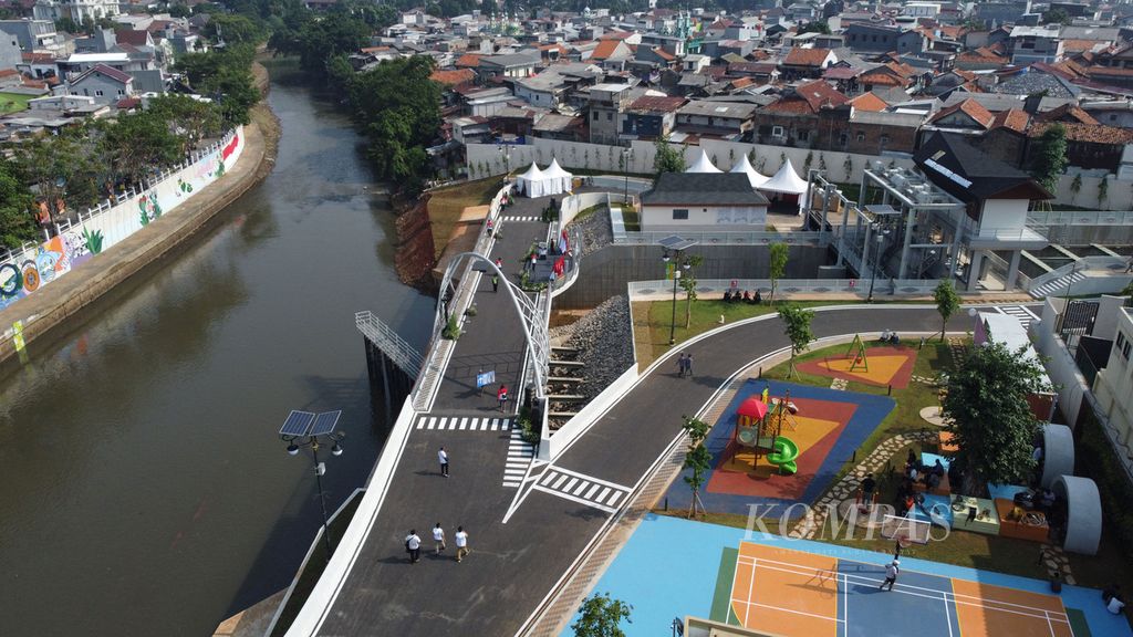 Inlet atau pintu masuk sodetan Kali Ciliwung-Kanal Banjir Timur di kawasan Bidara Cina, Jakarta Timur, Senin (31/7/2023). Sodetan ini akan mengurangi risiko banjir pada beberapa kawasan yang dilewati aliran Kali Ciliwung, seperti Kampung Melayu dan Manggarai.