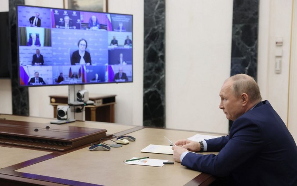 Presiden Rusia Vladimir Putin memimpin pertemuan pemerintah membahas pembangunan industri minyak Rusia melalui konferensi video di Moskwa, Rusia, Selasa (17/5/2022).  