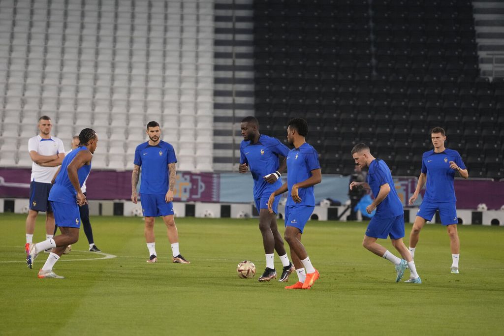 Pemain Perancis berlatih di Stadion Al Sadd Sport Club, Doha, Qatar, Sabtu (17/12/2022). Perancis akan menghadapi Argentina pada partai final Piala Dunia 2022 di Stadion Lusail, Minggu (18/12/2022).