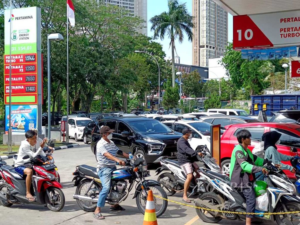 Warga mengantre membeli bahan bakar minyak di kawasan Bintaro, Tangerang Selatan, Sabtu (3/9/2022). Pemerintah mengumumkan menaikkan harga bahan bakar minyak. 