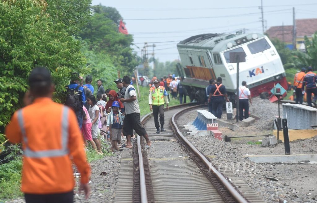 Officials chased away locals who were getting too close to the derailed train, KA Pandalungan, at the Tanggulangin Station yard in Sidoarjo, East Java on Sunday (14/1/2024). The Gambir-Surabaya-Jember train derailed at 07.57 WIB. The front locomotive and one car behind it derailed. No casualties were reported from the incident. The derailment of KA Pandalungan caused the railway track to be closed for passage.