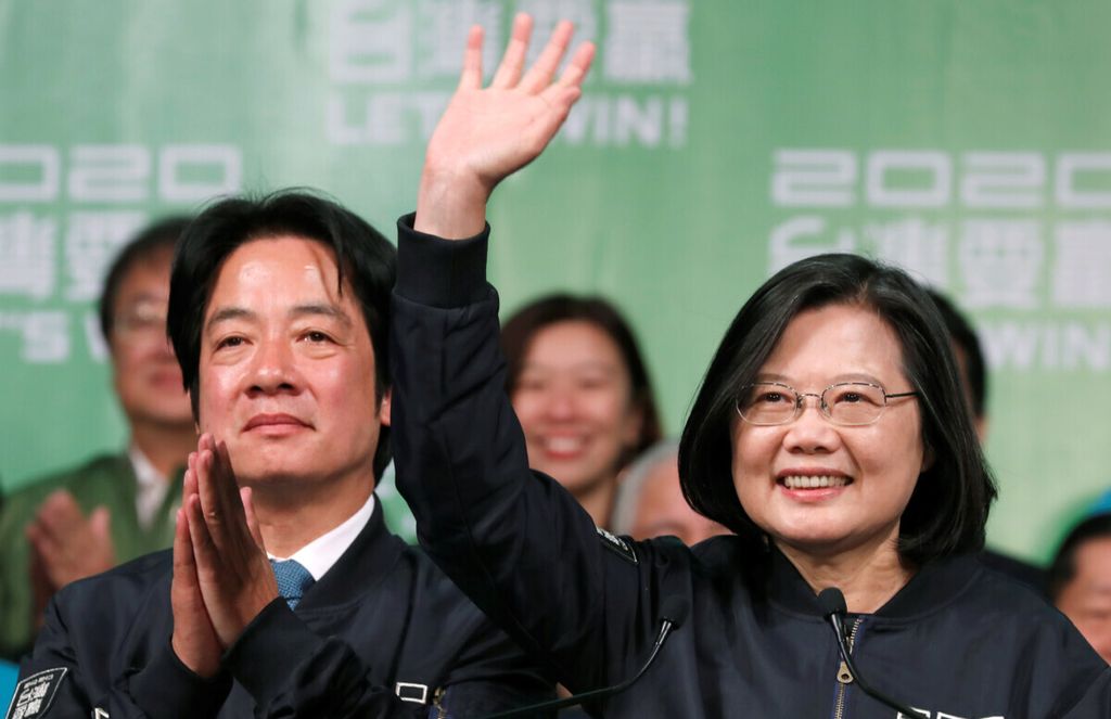 Presiden Taiwan Tsai Ing-wen (kanan) dan Wakil Presiden Taiwan William Lai Ching-te (kiri) menyapa para pendukung Partai Progresif Demokratik (DPP) di Taipei, Taiwan, 11 Januari 2020. Lai menjadi bakal calon presiden dari DPP pada pemilu Taiwan tahun 2024.  