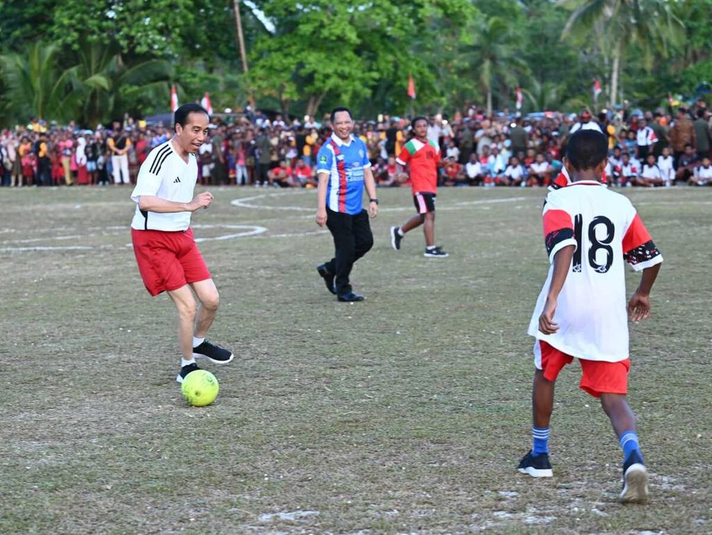 Presiden Joko Widodo bermain sepak bola bersama para menteri dan pelajar di Lapangan Sepak Bola Sorido, Kabupaten Biak Numfor, Provinsi Papua, Rabu (22/11/2023) sore.