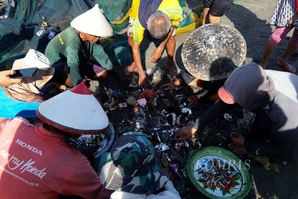Para nelayan mengumpulkan ikan yang berhasil mereka jala di kawasan Pantai Tanjung Karang, Kecamatan Sekarbela, Kota Mataram, Nusa Tenggara Barat, Senin (23/1/2023). 