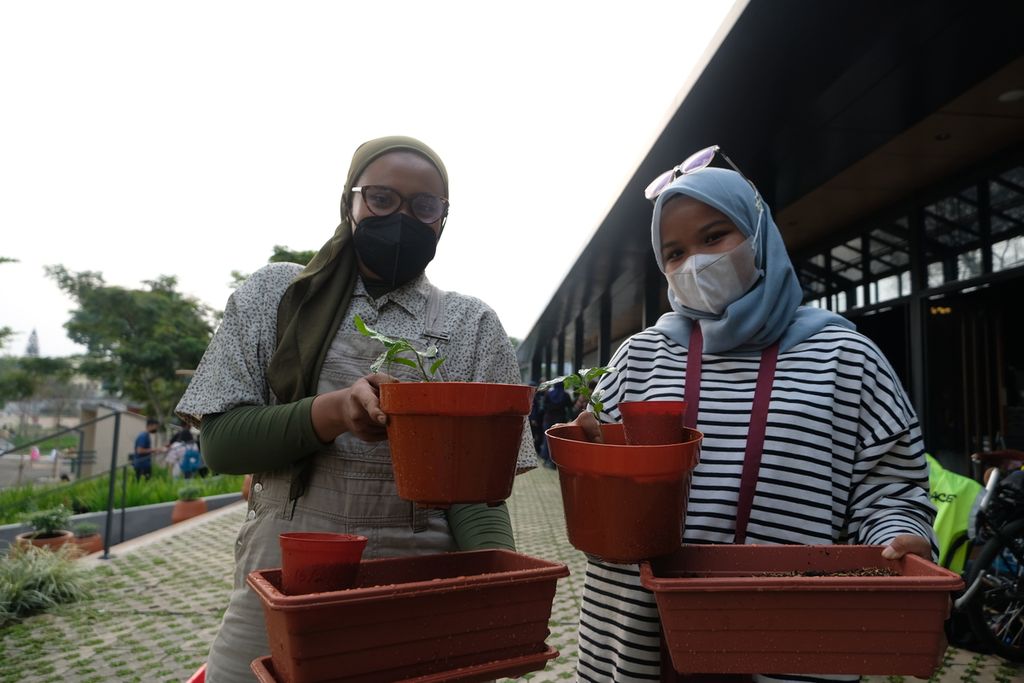 Pengunjung memperlihatkan tanaman hasil<i> workshop</i> dalam acara Kick Off Event Chasing the Shadow di Cibis Park, Jakarta Selatan, Minggu (16/10/2022). Greenpeace mengampanyekan krisis iklim melalui kegiatan bersepeda ke tempat-tempat yang terdampak perubahan iklim, seperti Muara Baru dan Marunda. Kampanye melalui sepeda ini dimulai dari Jakarta hingga Denpasar.
