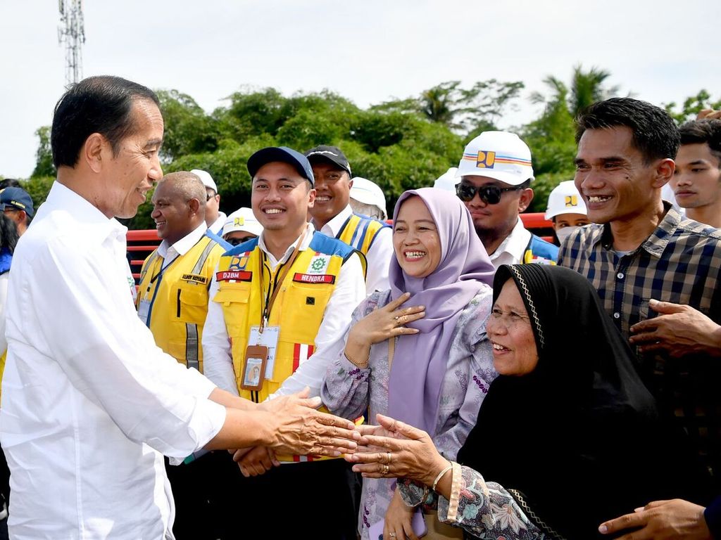 Presiden Joko Widodo berinteraksi dengan warga di sela-sela peresmian tiga jembatan dari Jembatan Tajum Margasana di Banyumas, Jawa Tengah, Selasa (2/1/2024).