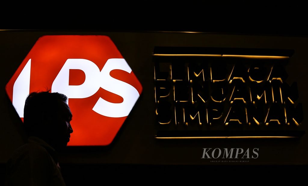 Logo LPS di kantor LPS di kawasan SCBD, Jakarta, Selasa (19/11/2019). 