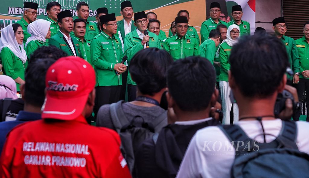 Warga turut hadir saat digelar konferensi pers setelah acara Penyerahan Kartu Tanda Anggota Partai Persatuan Pembangunan kepada Sandiaga Uno di halaman kantor DPP PPP, Jakarta, Rabu (15/6/2023).