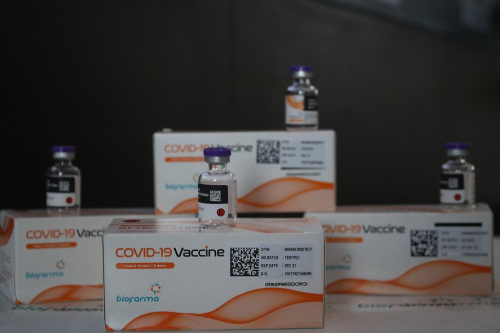 Beberapa produk vaksin Covid-19 dipamerkan di PT Bio Farma, Kota Bandung, Jabar, Kamis (7/1/2021), dalam peninjauan Menteri BUMN Erick Thohir.