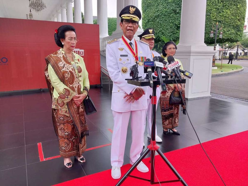 Gubernur DI Yogyakarta Sultan Hamengku Buwono X didampingi Wakil Gubernur DIY KGPAA Paku Alam X ketika memberikan keterangan pers di Kompleks Istana Kepresidenan Jakarta, Senin, 10 Oktober 2022.
