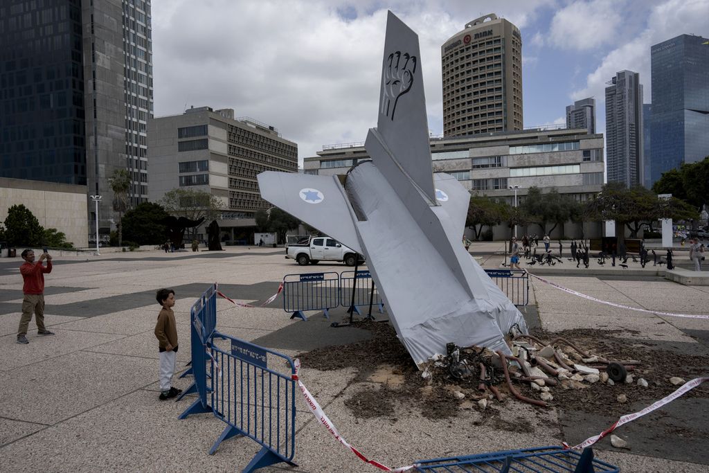 Instalasi jet tempur Angkatan Udara Israel yang terjerembab ke tanah ditampilkan oleh para pengunjuk rasa antipemerintah di Tel Aviv, Israel, 29 Maret 2023. 