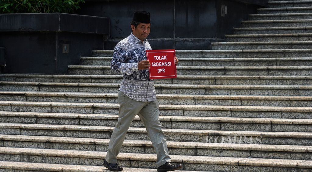 Salah satu peserta aksi membawa sebuah poster di halaman Gedung Mahkamah Konstitusi, Jakarta, tatkala aktivis Indonesia Corruption Watch (ICW) dan beberapa perwakilan elemen masyarakat yang tergabung dalam Masyarakat Madani menggelar aksi seruan penyelamatan Mahkamah Konstitusi, Selasa (4/10/2022). 