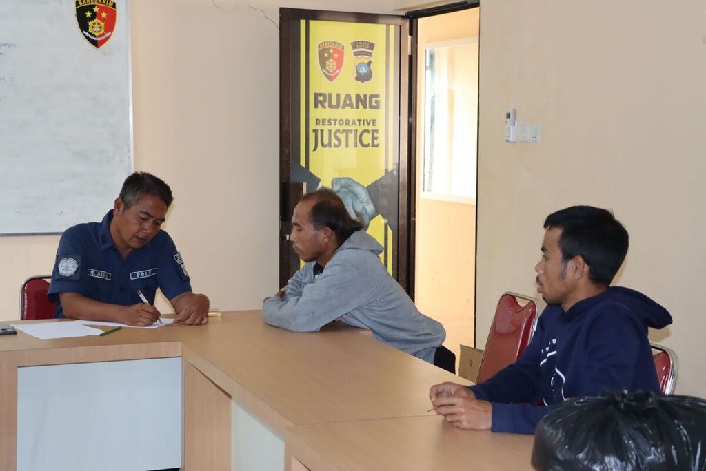 Polisi meminta keterangan korban perdagangan orang di Markas Polres Bintan, Kepulauan Riau, Selasa (13/6/2023).