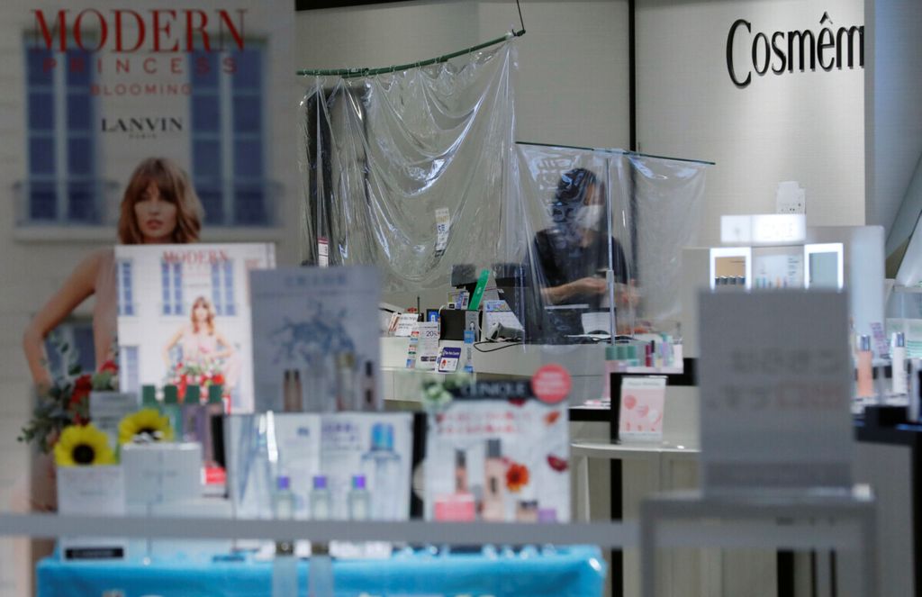 Penjualan kosmetik Jepang di kota Chiba, Jepang, 28 Mei 2020. 