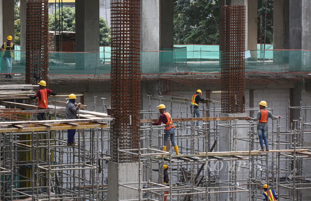 Aktivitas pekerja di proyek pembangunan gedung rumah sakit di kawasan Tebet, Jakarta Selatan, Selasa (9/7/2024). Sektor properti yang tumbuh di wilayah Jabodetabek menyerap banyak tenaga kerja informal.