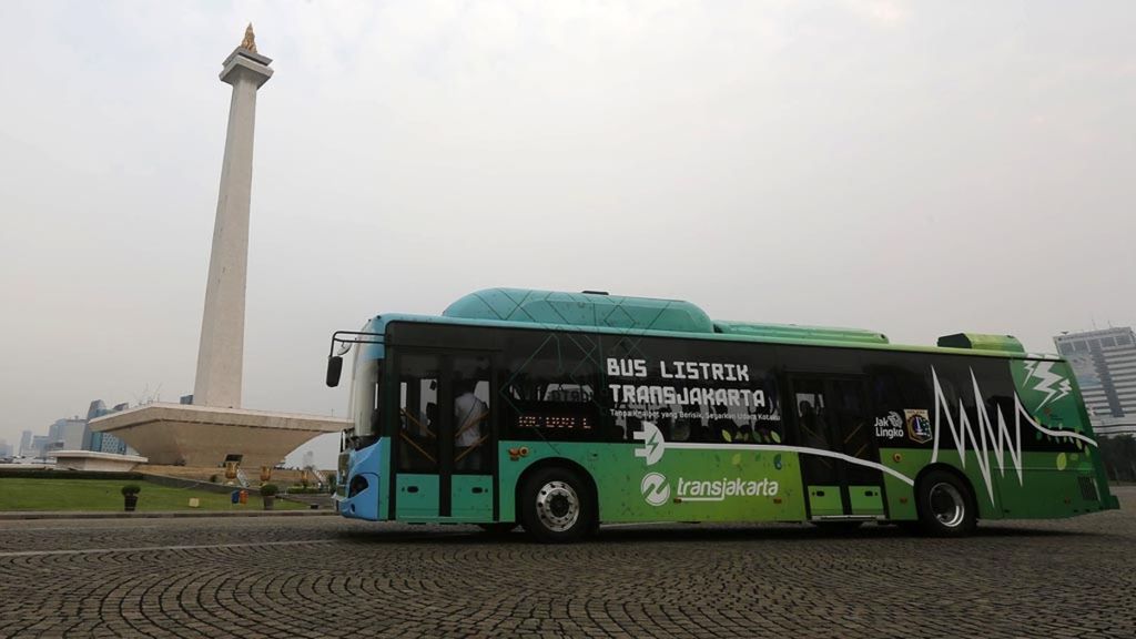 PT Transjakarta melakukan uji coba bus listrik untuk antar-jemput pengunjung Monas dari parkiran IRTI hingga ke pintu masuk Tugu Monas, Jakarta, dan sebaliknya, Minggu (19/5/2019). Menurut rencana, uji coba ini akan berlangsung hingga tiga bulan ke depan setiap hari Sabtu dan Minggu.