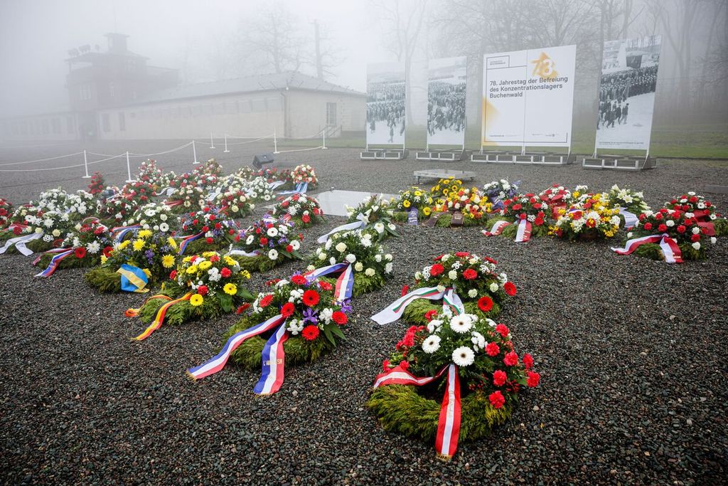 Karangan bunga diletakkan selama upacara peringatan untuk memperingati 78 tahun pembebasan kamp konsentrasi Nazi Buchenwald di situs peringatan kamp di Buchenwald, dekat Weimar, Jerman timur, Minggu (16/4/2023). Nasionalisme sempit dapat membawa pada ekstremisme yang menganggap bangsa sendiri superior.