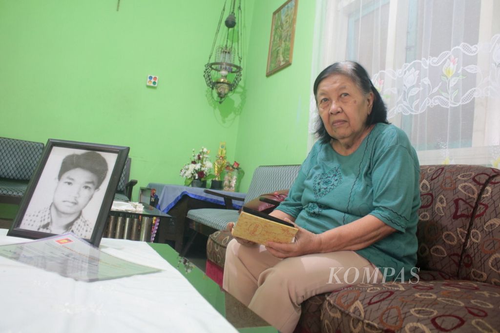 Genoveva Misiati (74),ibunda Bima Petrus Anugerah, aktivis yang hilang tahun 1998 , Rabu (18/1/2017) menanti kabar anaknya. Meski sudah 18 tahun hilang tanpa kabar, keluarga Bima berharap masih ada kejelasan kondisi anaknya. 