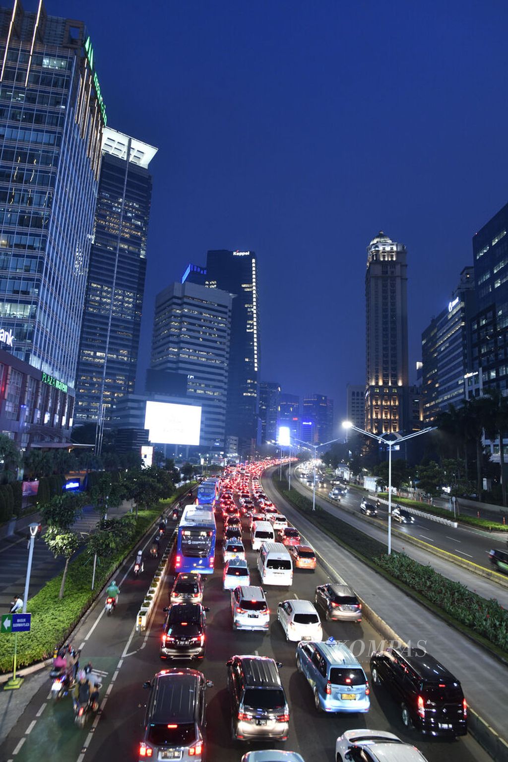 The queue of vehicles at the business center of Jalan Sudirman, Jakarta, during work hours, Tuesday (1/11/2022). Towards the end of 2022, various economic predictions predict that in 2023 the global economy will face the threat of inflation, high interest rates and a recession.