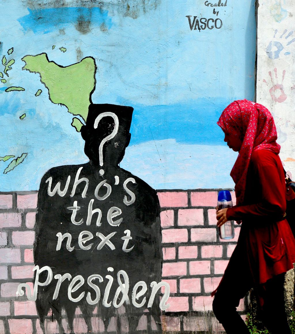Mural bertema pemilihan presiden di salah satu tembok di Ciputat, Tangerang Selatan, Selasa (15/4). Pasca pemilihahan umum legislatif, partai politik mulai disibukkan rencana koalisi untuk bisa mengajukan calon presiden pada pemilihan presiden-wakil presiden 9 Juli mendatang. 