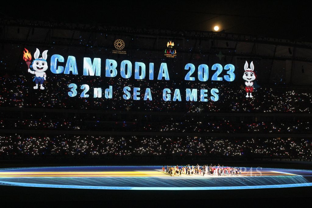 Suasana seremoni pembukaan SEA Games Kamboja 2023 di Stadion Morodok Techo National, Phnom Penh, Kamboja, Jumat (5/5/2023). Puluhan ribu orang datang memadati tempat tersebut. 