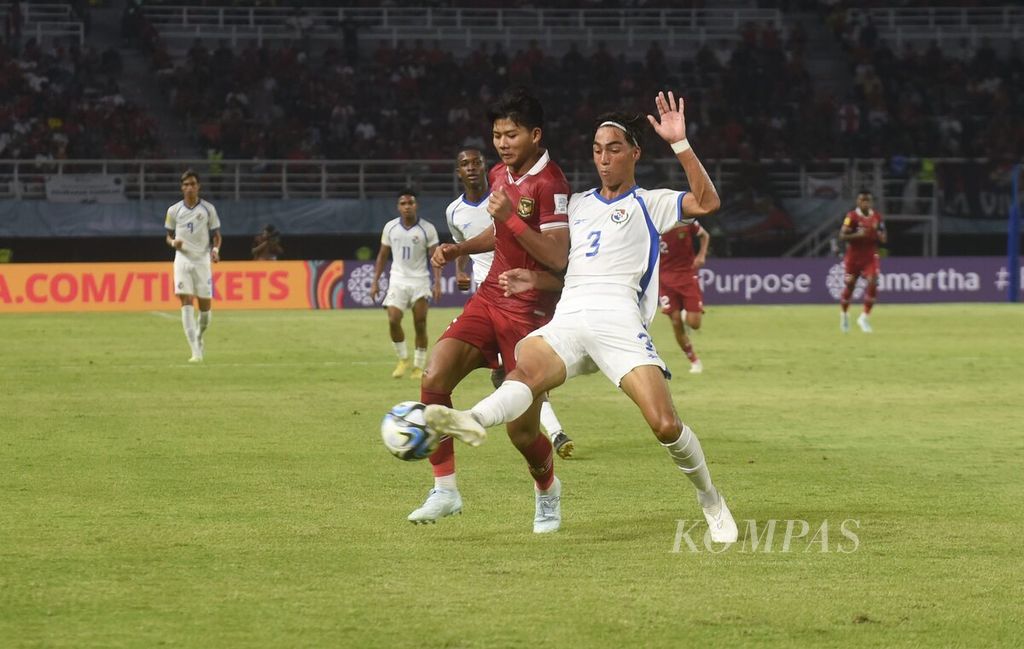 Pemain Indonesia Arkhan Kaka (kiri) berebut bola dengan pemain Panama Martin Krug dalam laga Grup A Piala Dunia U-17 2023 di Stadion Gelora Bung Tomo, Surabaya, Senin (13/11/2023). Gol Indonesia diciptakan oleh Arkhan Kaka lewat sundulan kepala pada menit ke 54.