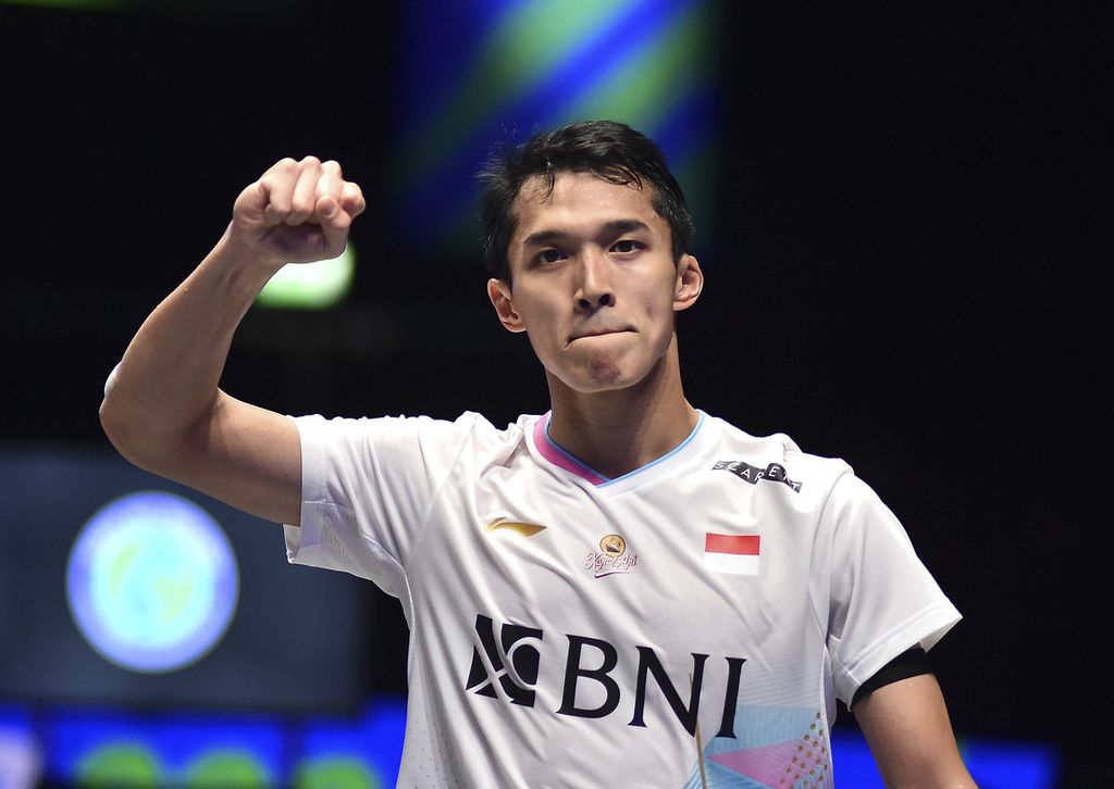 Jonatan Christie celebrated after advancing to the All England final by defeating Lakshya Sen at the Arena Birmingham on Saturday (16/3/2024). Jonatan will face his fellow Indonesian, Anthony Sinisuka Ginting, in the final match.