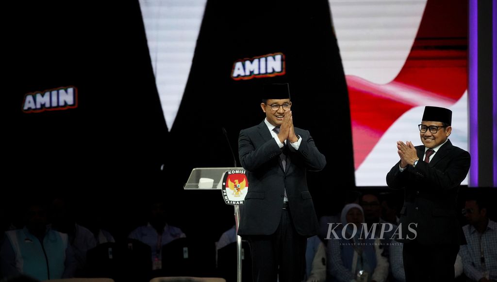 Pasangan calon presiden dan calon wakil presiden Anies Baswedan-Muhaimin Iskandar memasuki ruangan debat putaran ke-5 calon presiden Pemilu 2024 di Jakarta Convention Center, Jakarta, Minggu (4/2/2024). 
