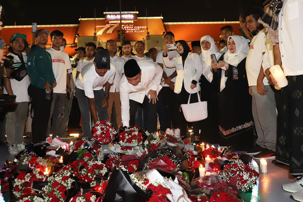 Warga Surabaya bersama Forum Pimpinan Daerah (Forpimda) Kota Surabaya menggelar doa bersama untuk korban tragedi Kanjuruhan, Malang, di Taman Surya, Surabaya, Jawa Timur, Selasa (4/10/2022) malam.