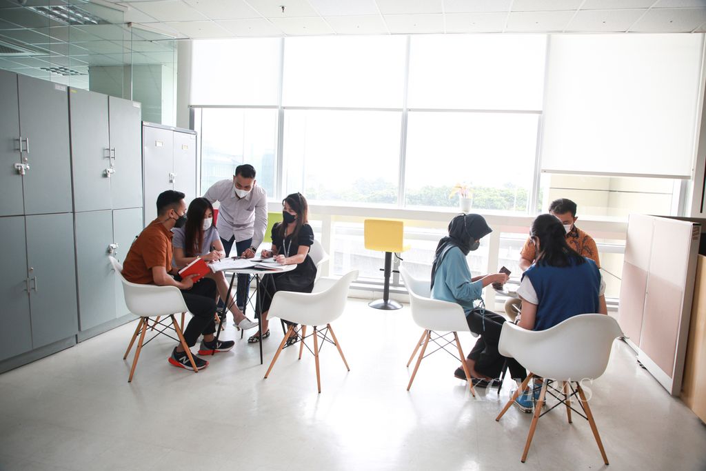 Karyawan-karyawan muda di Lotte Shopping Avenue, Jakarta, tengah membahas pekerjaan, Kamis (11/8/2022). 