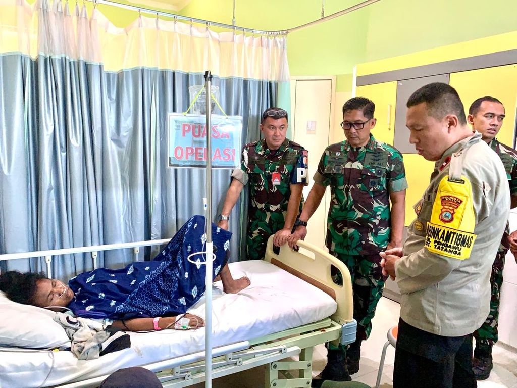 Komandan Lanud Sultan Hasanuddin Marsma TNI Bonang Bayuaji menjenguk korban penembakan oknum TNI AU Detasemen Mutiara Palu di Rumah Sakit Samaritan, Palu, Sulawesi Tengah, Jumat (12/7/2024)