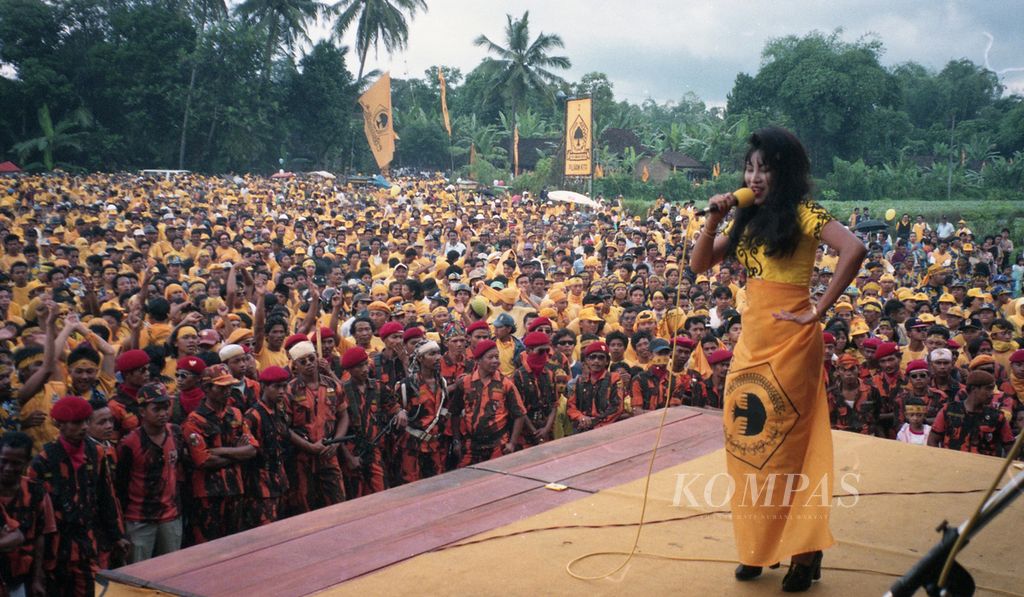 Artis dangdut meramaikan kampanye Ketua Umum DPP Golkar Harmoko, hari Rabu (30/4/1997), di Desa Mancasan, Kecamatan Salam, Kabupaten Magelang, Jawa Tengah. 
