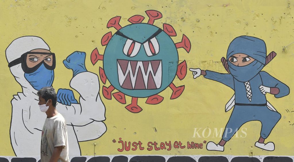 Salah satu mural yang berisi pesan kepada warga untuk tetap di rumah saat pandemi Covid-19 di kawasan Gunung Sahari Selatan, Jakarta Pusat, Minggu (15/11/2020). 