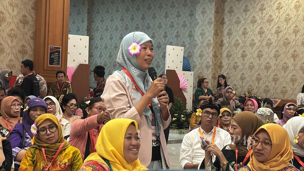Participants of the National Women's Conference for Development Planning or the Second Women's Conference in 2024, on Friday evening (19/4/2024), held a dialogue with Minister of Women's Empowerment and Child Protection, I Gusti Ayu Bintang Darmawati (not visible), at the Giri Nata Mandala Cultural Hall in Badung Regency, Bali.