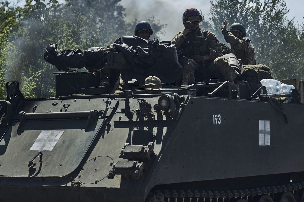 Panser M-113 dari Amerika Serikat dipakai pasukan Ukraina di Zaporizhia, 1 Juli 2023. Pada 20 Juli 2023, Senat AS menolak pembatasan bantuan pertahanan bagi Ukraina. 