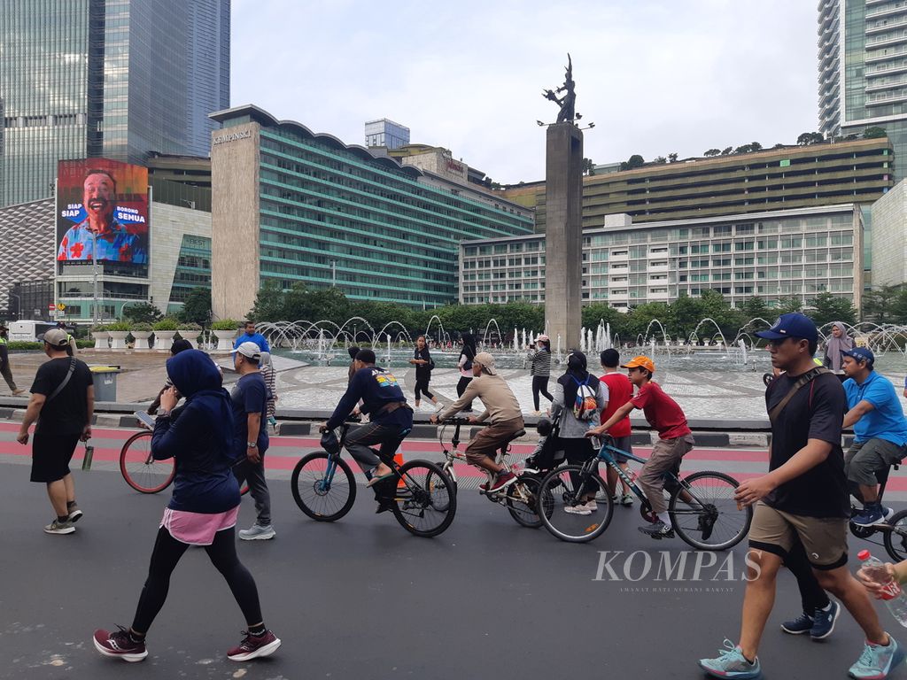 Warga Jakarta berolahraga di momen hari bebas kendaraan bermotor (HBKB) di ruas Jalan Sudirman-Thamrin, Minggu (18/2/2024). Momen ini menjadi salah satu cara warga untuk melepas penat.