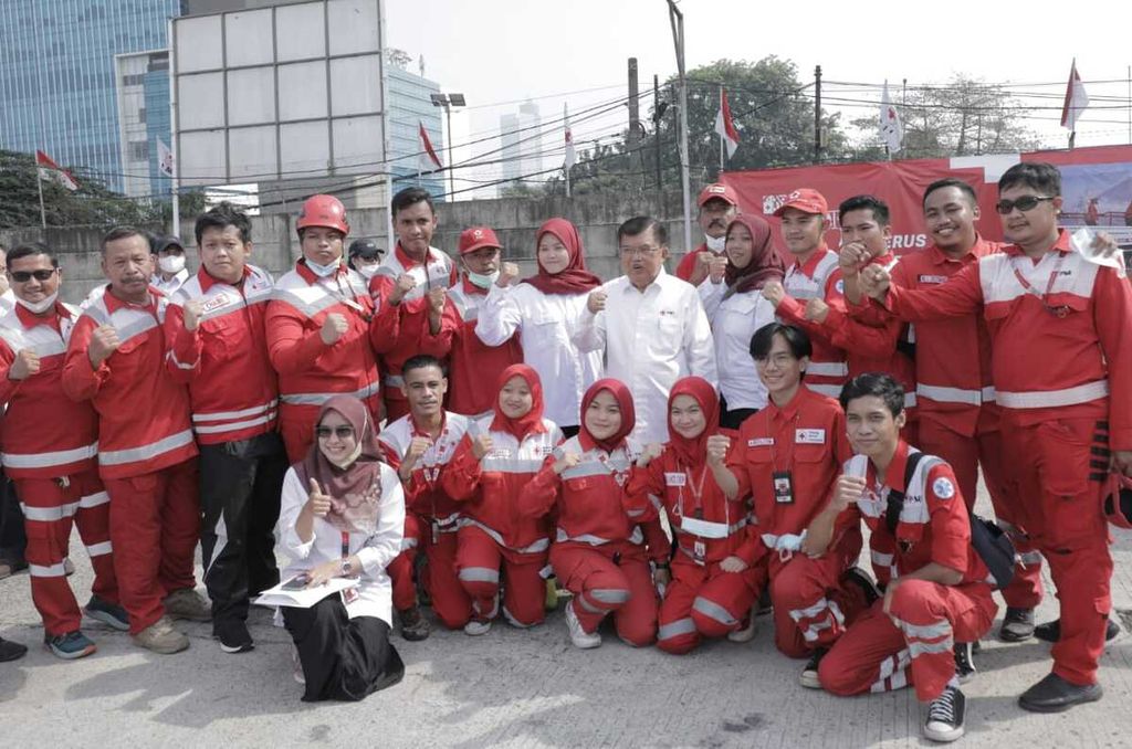 Ketua Umum Palang Merah Indonesia Jusuf Kalla berfoto dengan para sukarelawan PMI seusai peringatan 77 tahun PMI di halaman Gudang Markas PMI, Jalan Gatot Subroto, Jakarta, Sabtu (17/9/2022).