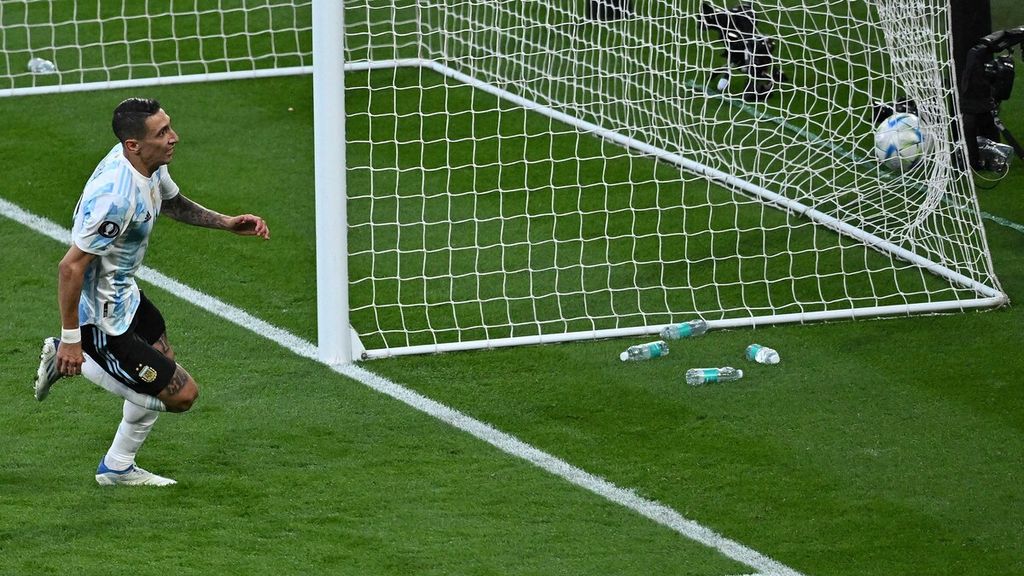 Gelandang Argentina, Angel Di Maria, merayakan selebrasi setelah berhasil mencetak gol di menit ke-45'+1' ke gawang Italia. Selain Di Maria, gol kemenangan Argentina dicetak oleh Lautaro Martinez (28'), dan Paulo Dybala (90'+4'). 