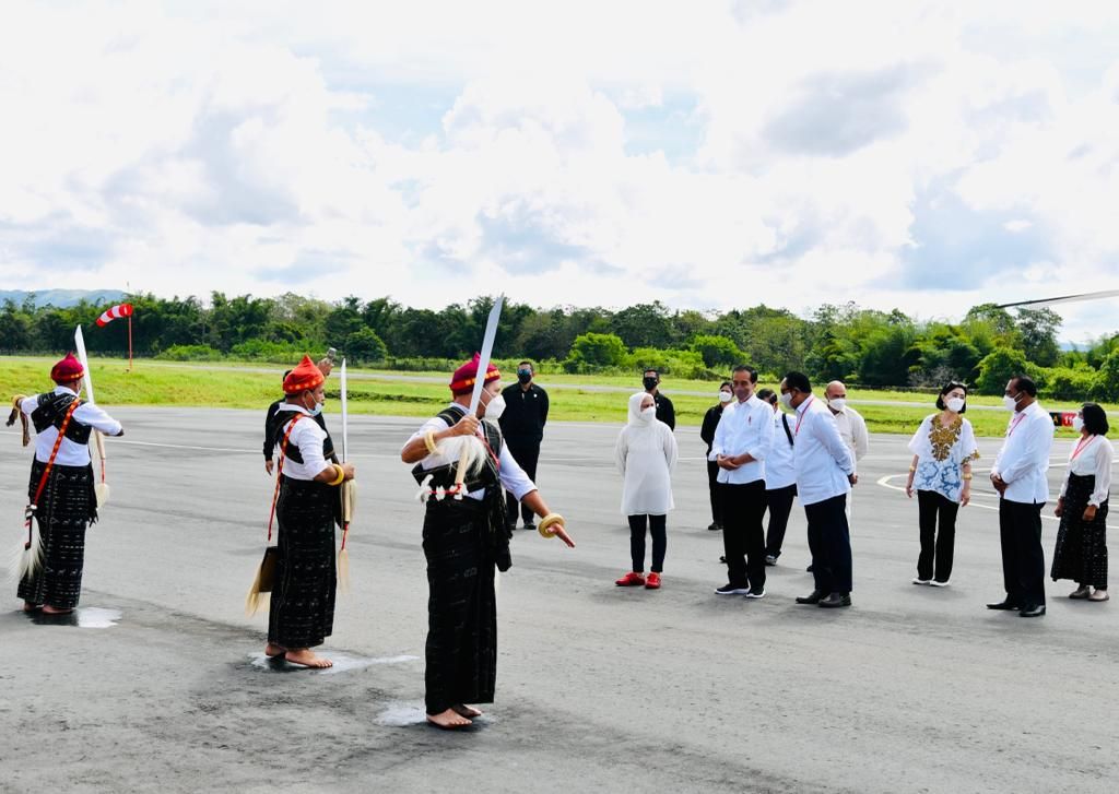 Ketika berjalan menuju ruang tunggu utama di Bandar Udara Soa Bajawa, Kabupaten Ngada, Rabu (1/6/2022), Presiden Jokowi disambut tarian Selamat Datang Ja’i Bajawa”.